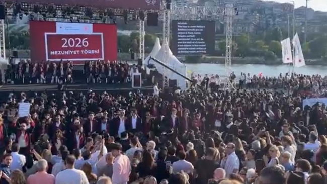 Öğrenciler sırtını döndü, rektör kürsüyü terk etti