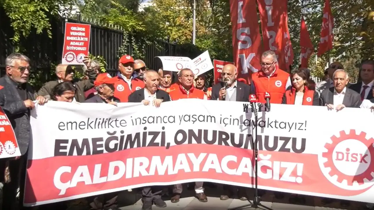 Devrimci Emekliler Sendikası'ndan TÜİK önünde eylem: 'Soframızdan aşırdığınız her kuruşun hesabını soracağız'
