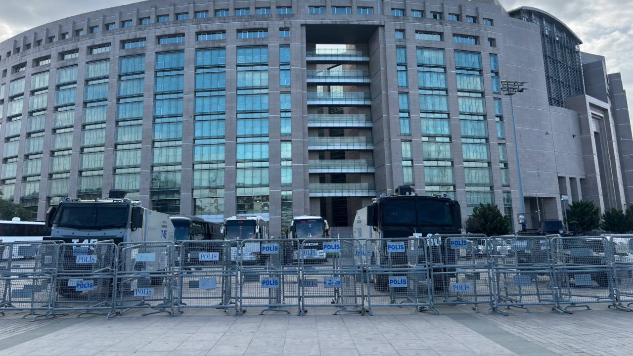 Binlerce yurttaş İmamoğlu için Çağlayan'a akın etti... TBB Yönetim Kurulu üyesi Aytaç: '12 Eylül döneminde dahi böyle bir uygulamayla karşılaşılmadı'