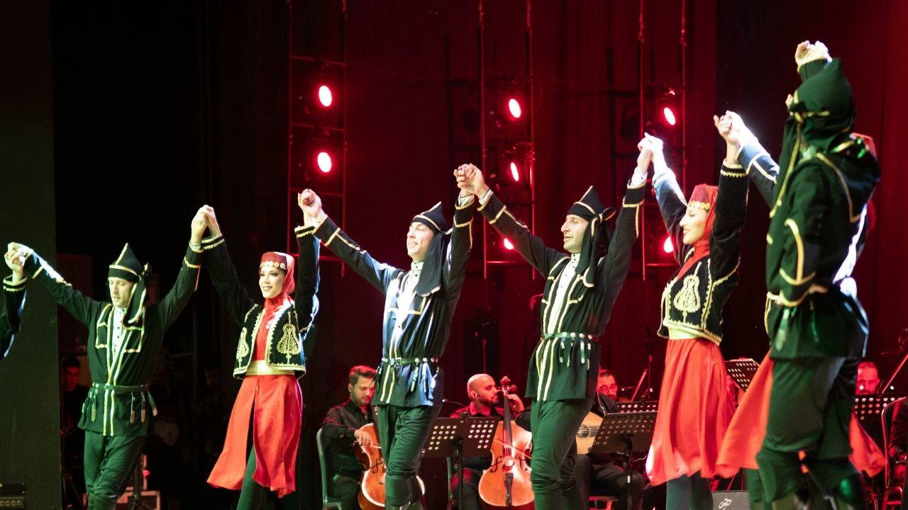 İzmir'de Güzel Sanatlar Genel Müdürlüğünün 90. yılı dolayısıyla konser verildi