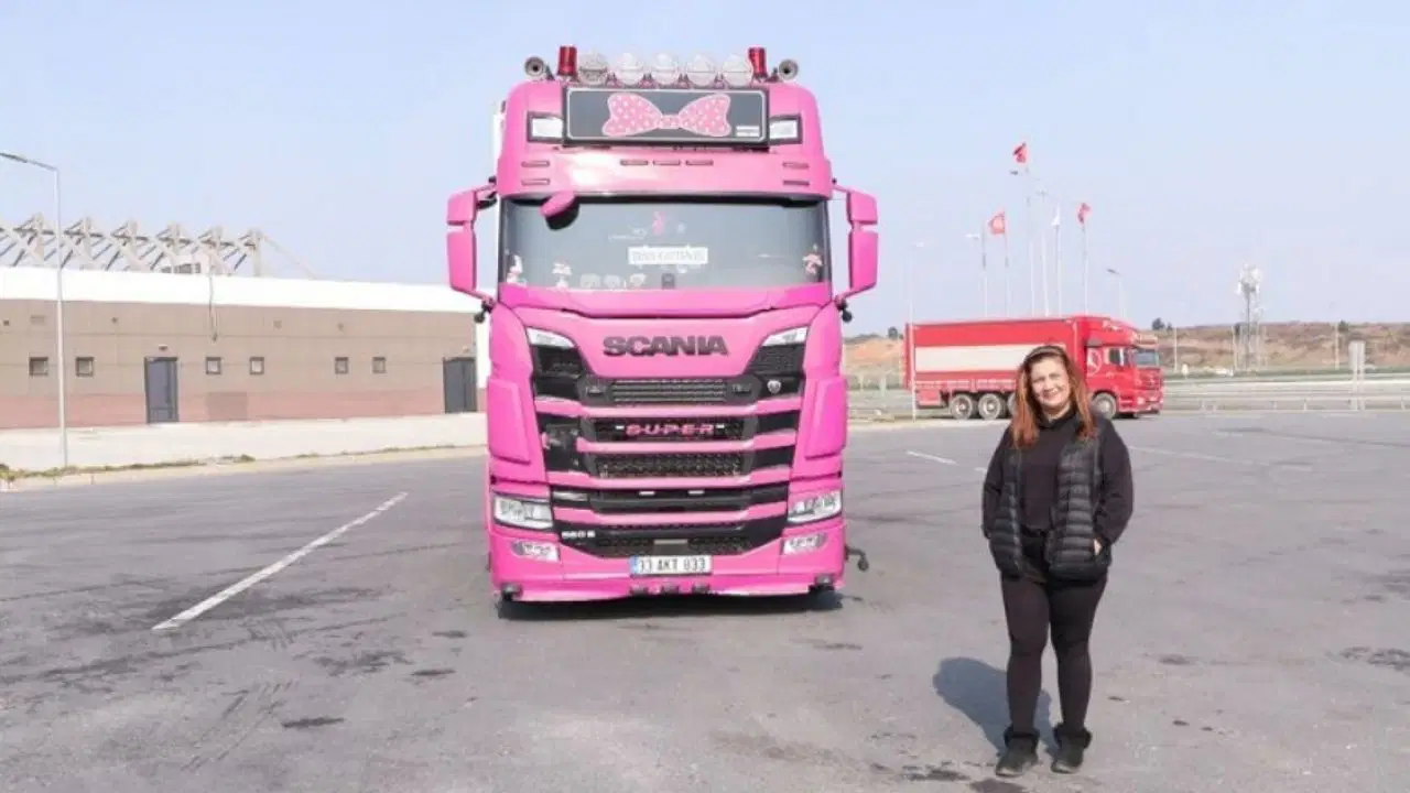 Erkek işi diyenlere inat yollarda: 4 çocuk annesi, pembe renkli TIR'ı ile uluslararası taşımacılık yapıyor