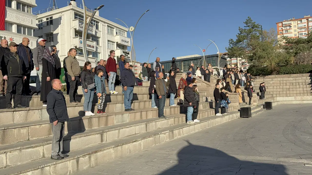 81 ilde saat 9'u 5 geçe hayat durdu... Sonsuz minnet, sonsuz sevgi: Türkiye Ata'sını özlemle andı