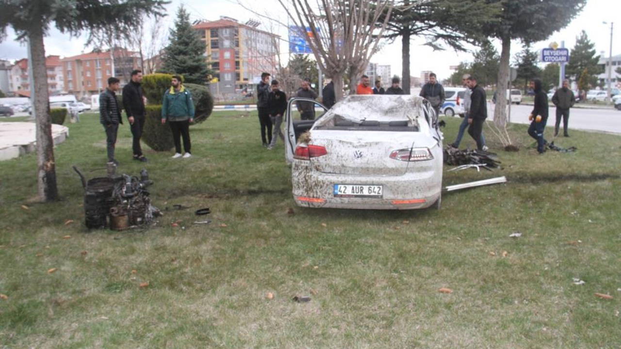 Otomobil kavşakta devrildi: Ortalık savaş alanına döndü