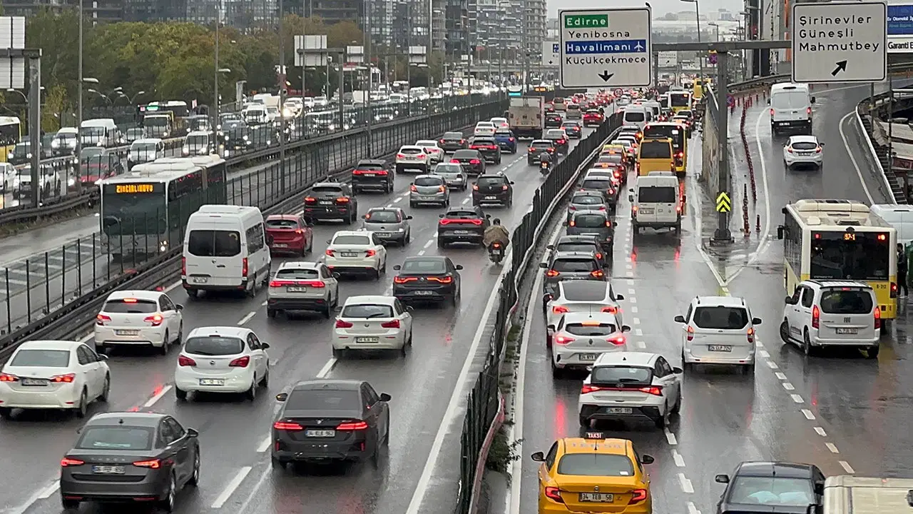 İstanbul’da sağanak yağış etkisini gösterdi: Trafik yoğunluğu yüzde 72’ye ulaştı