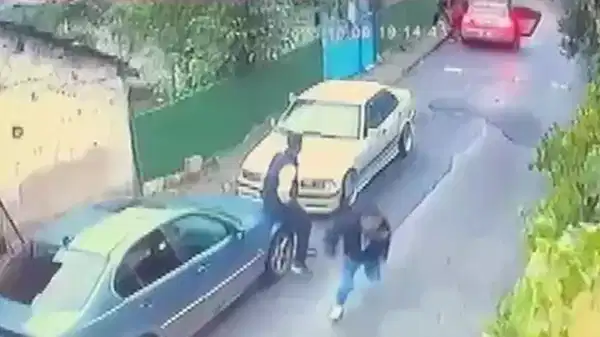 Otomobille gelip rastgele ateş açtılar: Bir kişiyi kaçırıp darbettiler!