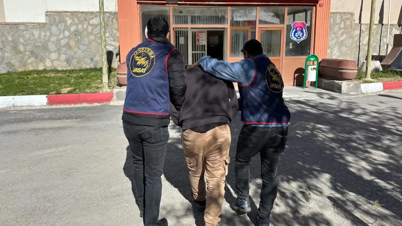9 yıldır aranıyordu... Jandarma operasyonu ile yakalandı!