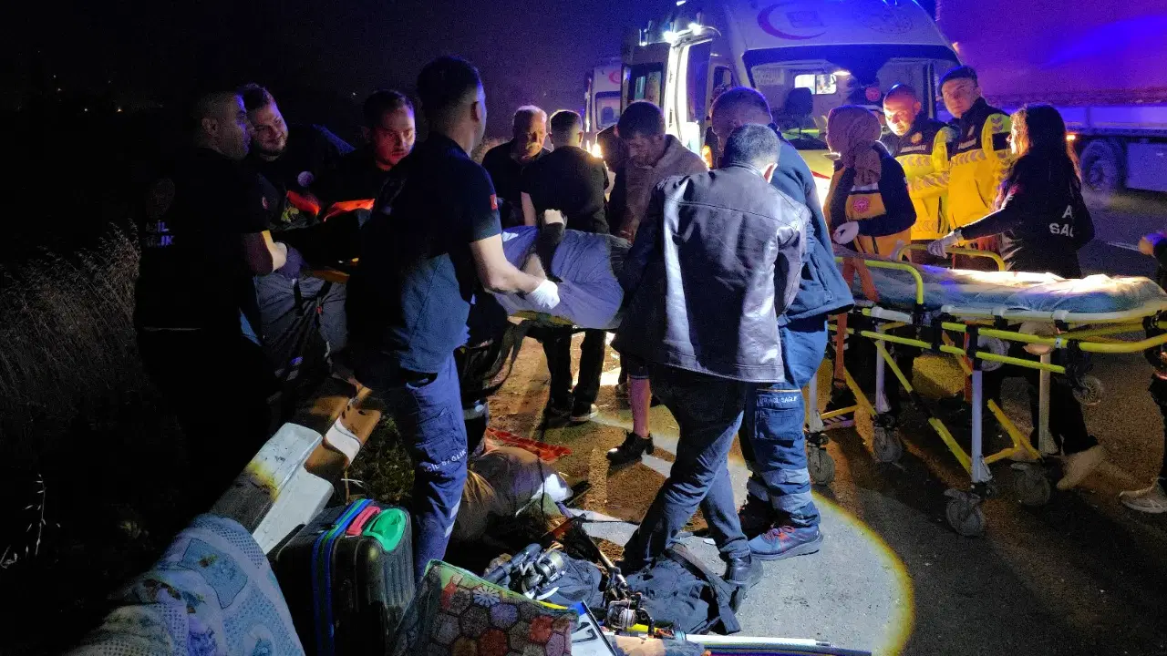 Anadolu Otoyolu'nda faciadan dönüldü! TIR, minibüse çarptı: 7 yaralı