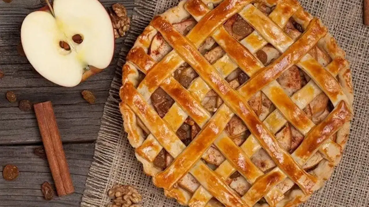 Tarçın kokusuyla evinizi saran klasik lezzet: Elmalı turta tarifi