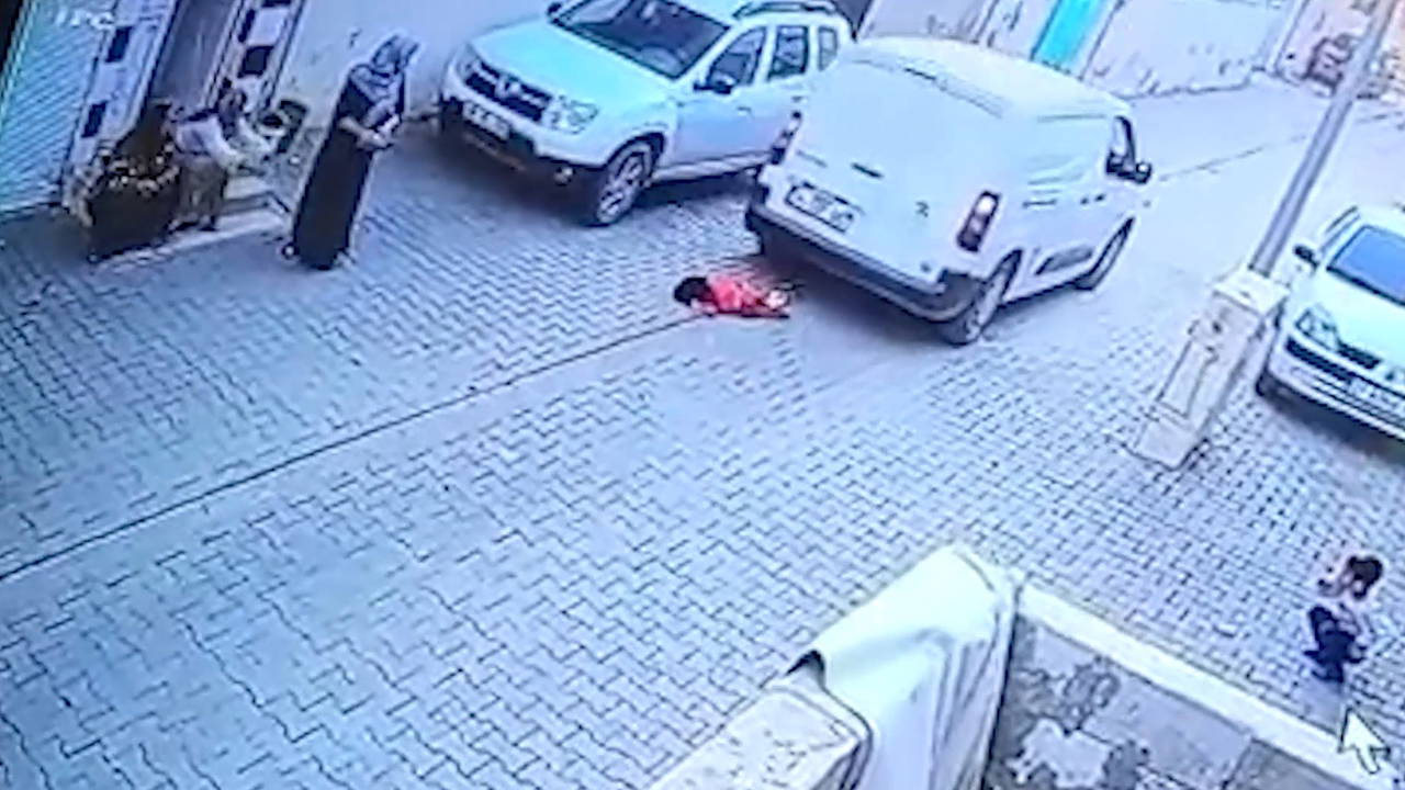 2 yaşındaki Leyla'nın acı ölümü: Kargo aracının altında kaldı, hayatını kaybetti!