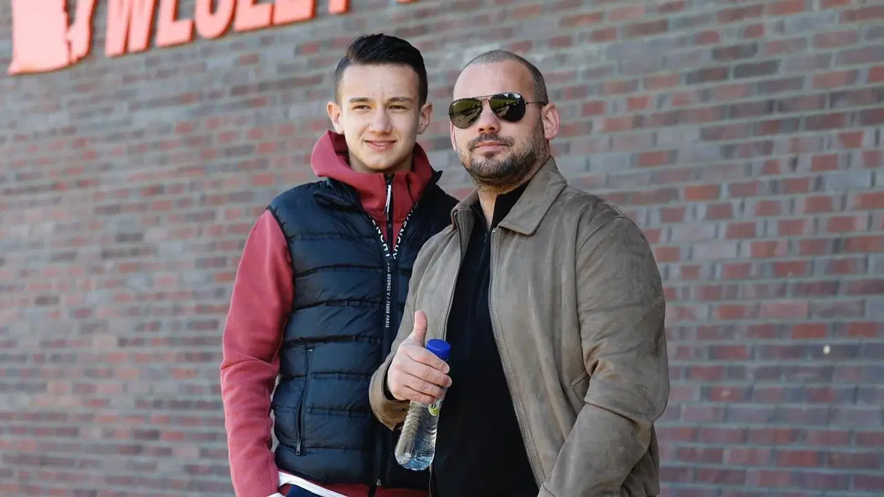 Wesley Sneijder'in oğlu profesyonel sözleşme imzaladı!