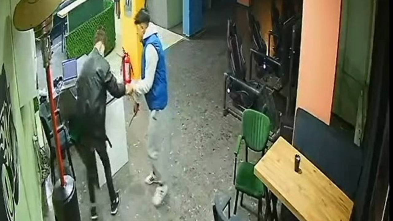 İnternet kafede tartıştığı kişiyi bıçakla yaraladı