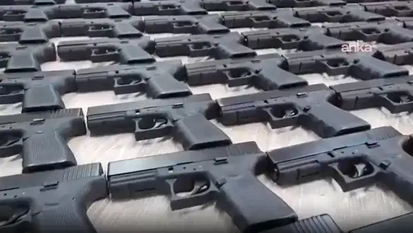 2 kentte büyük operasyon: Binlerce silah ele geçirildi