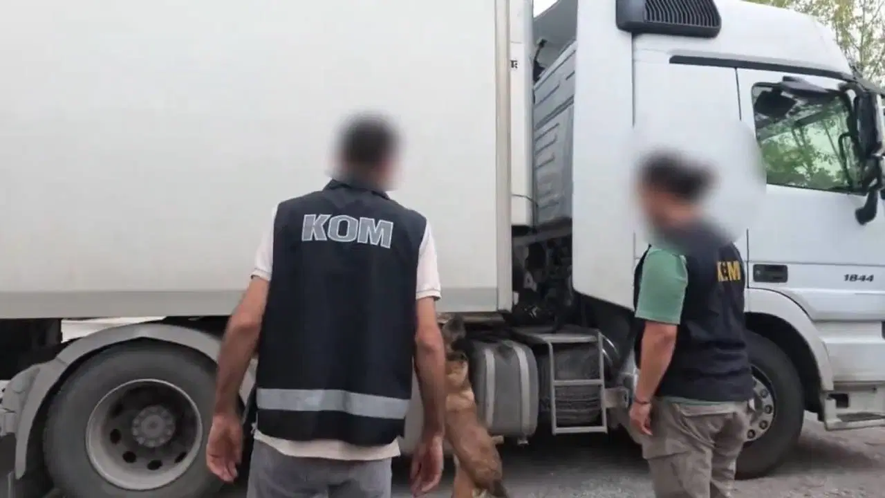 Otoyolda durdurulan TIR’da 95 bin paket elektronik sigara tütünü ele geçirildi