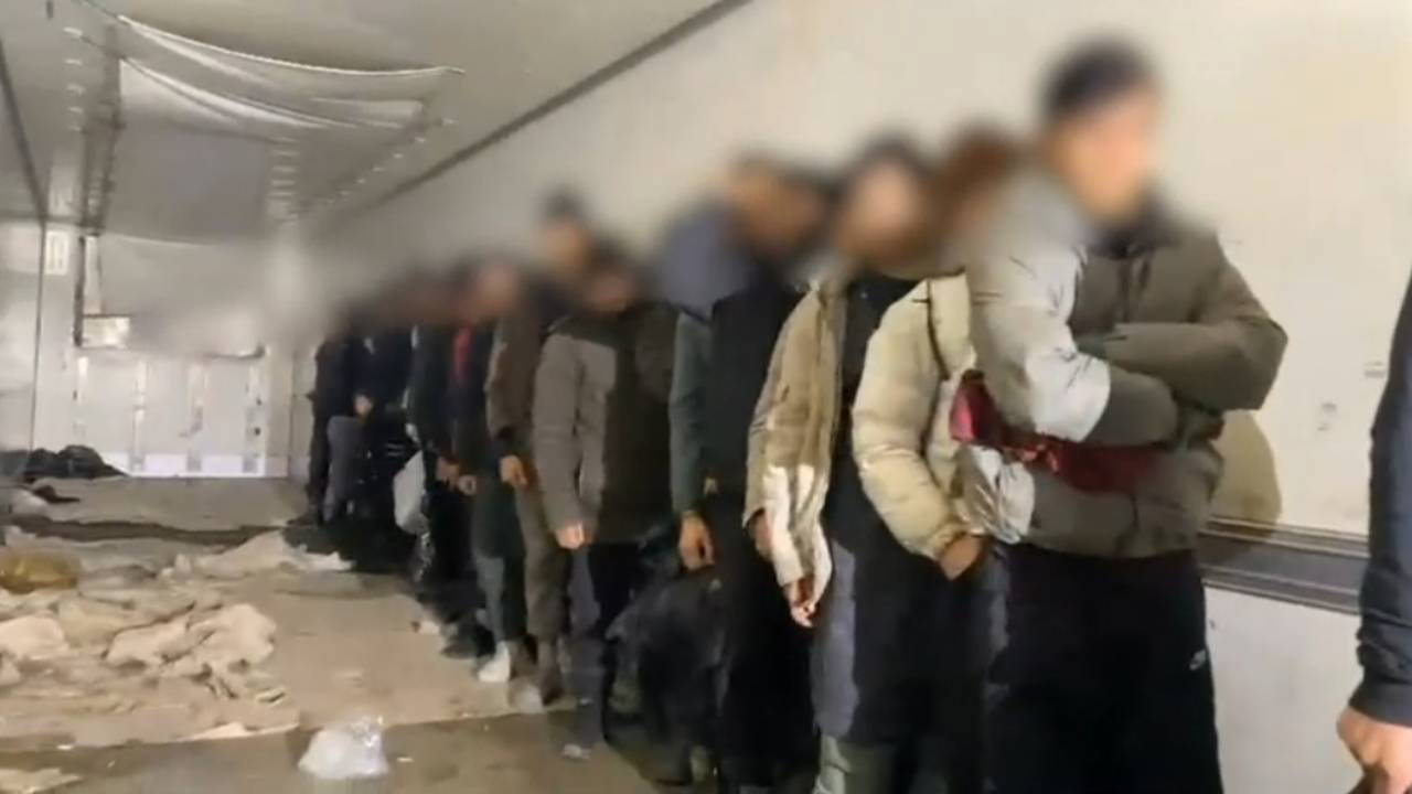 İran sınırından Türkiye'ye giren kaçak göçmenler yakalandı