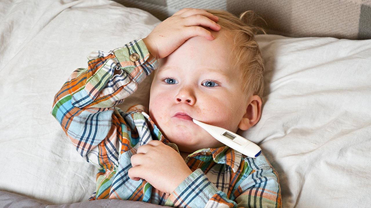 Ateşli çocuğa kalın giysiler giydirmek iyileşme sürecini olumsuz etkiliyor