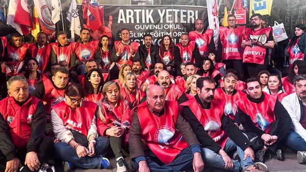 Eğitimciler bakanlık önünde oturma eyleminde: Sorumsuzca davranan Tekin'in istifasını istiyoruz