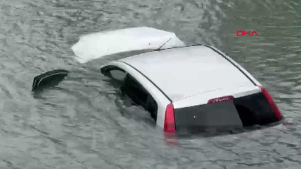 Antalya'da otomobil dereye gömüldü: 3 kişi canını zor kurtardı