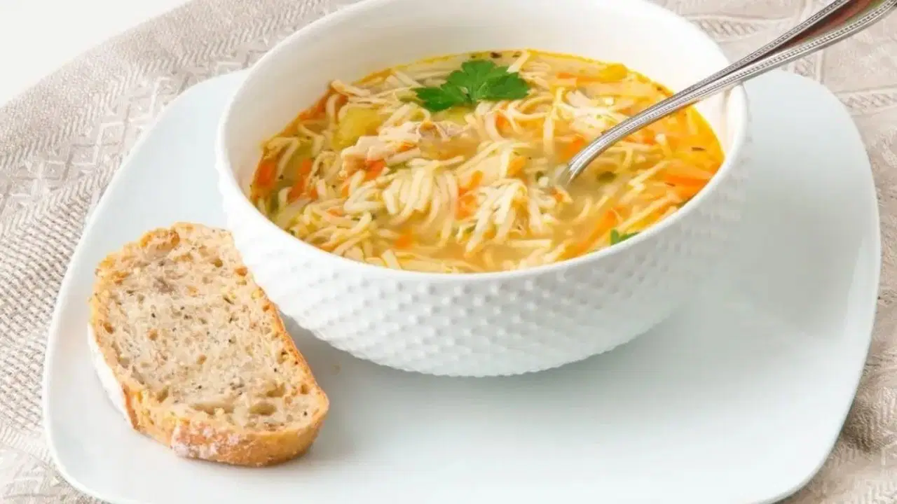 Hastalıklara karşı şifa: Pratik şehriyeli tavuk çorbası tarifi