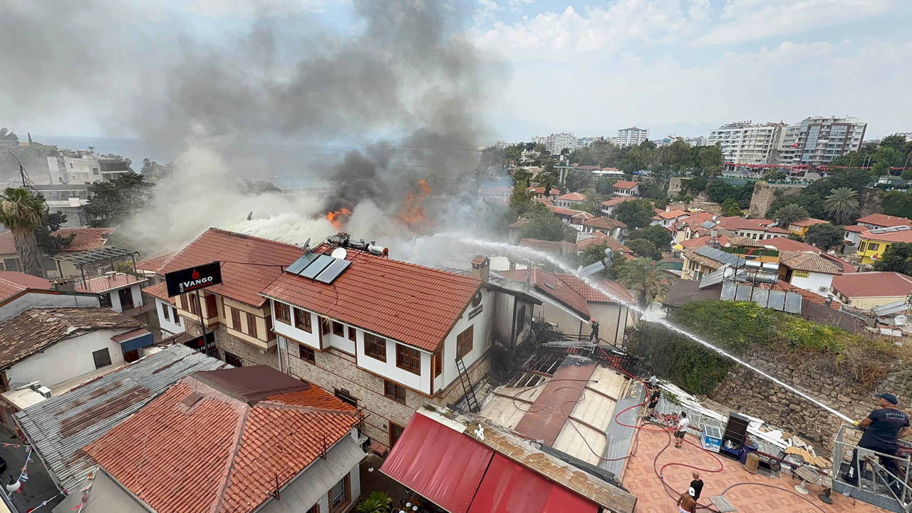 Antalya'da tarihi Kaleiçi semtinde yangın: Binalara sıçramaması için önlem alındı!