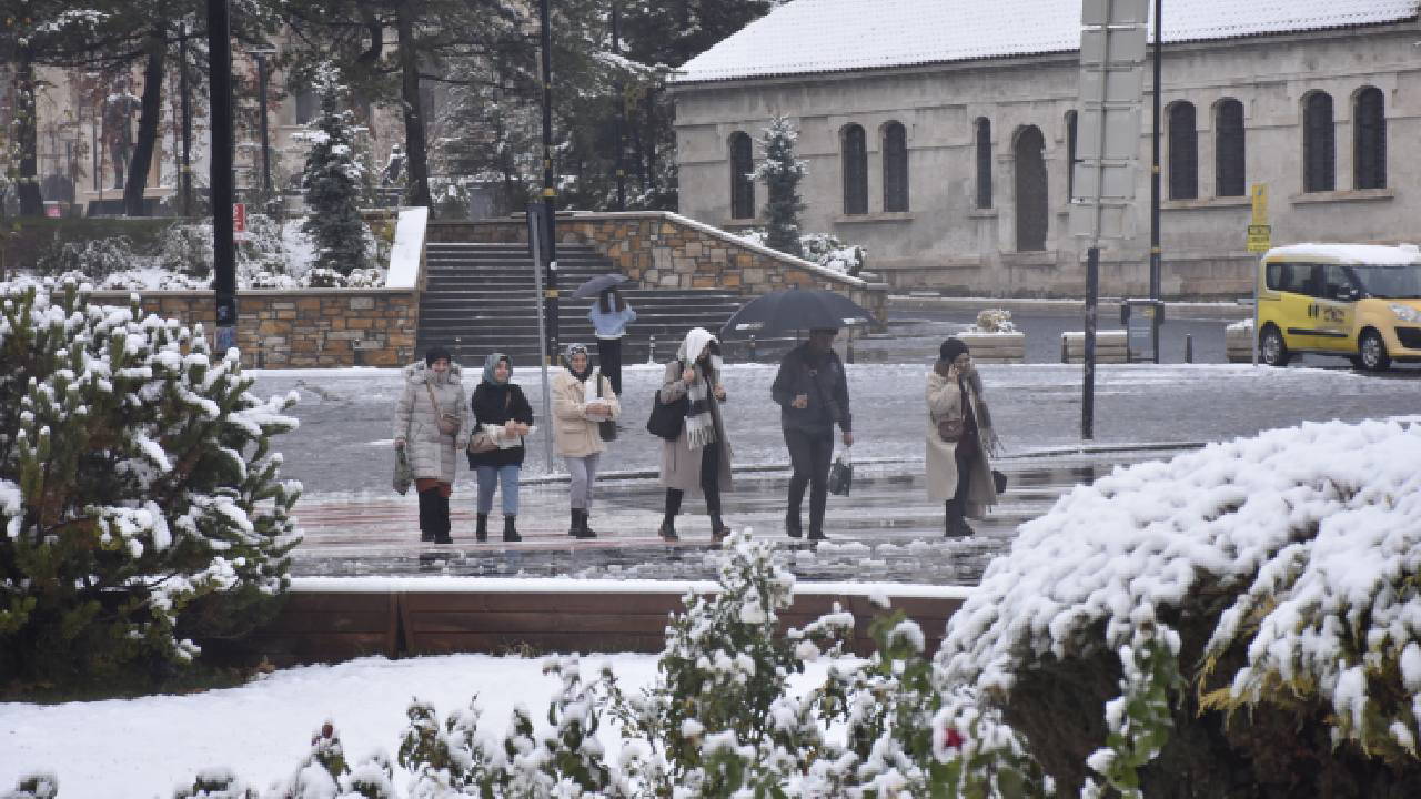 Sivas beyaza büründü... Kar kalınlığı 40 santimetreye ulaştı!