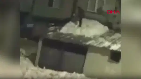 Kar kürerken çatıdan düştü: O anlar kamerada