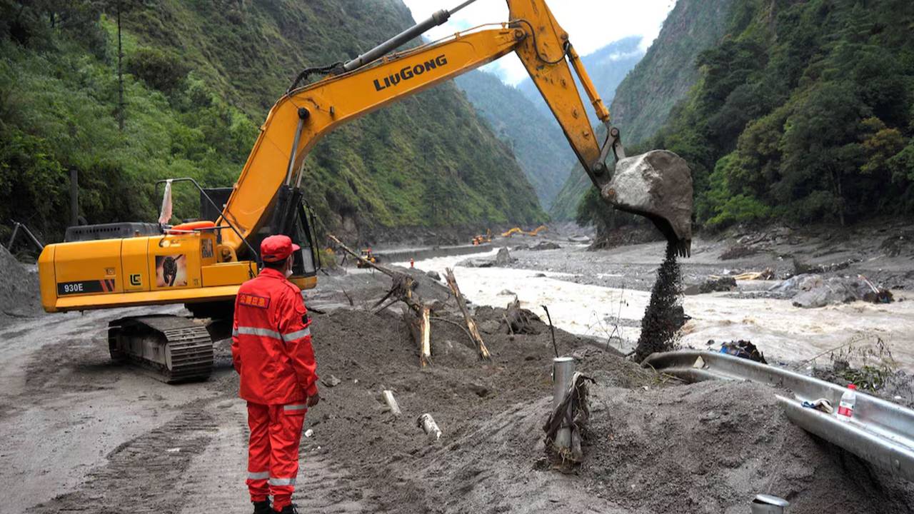 Çin-Nepal sınırında yeni felaket alarmı: Buzul gölü taşmaya başladı