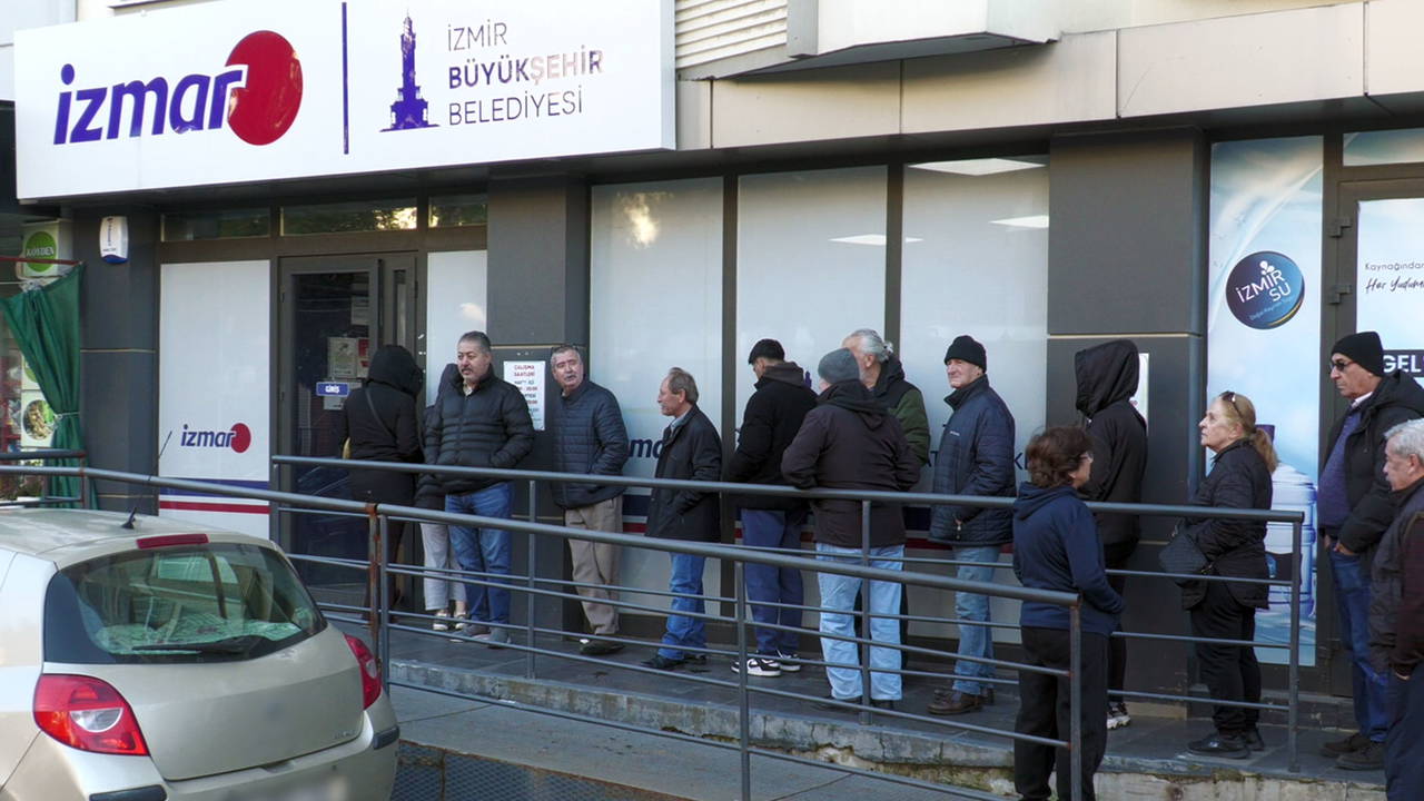 İzmirliler ramazan alışverişi için İZMAR'a yöneldi: 'Dışarıda marketlere girilecek gibi değil'