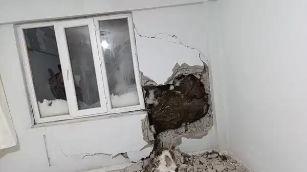 Dağdan kopan kaya parçası evin duvarını deldi: Yatak odasına girdi!