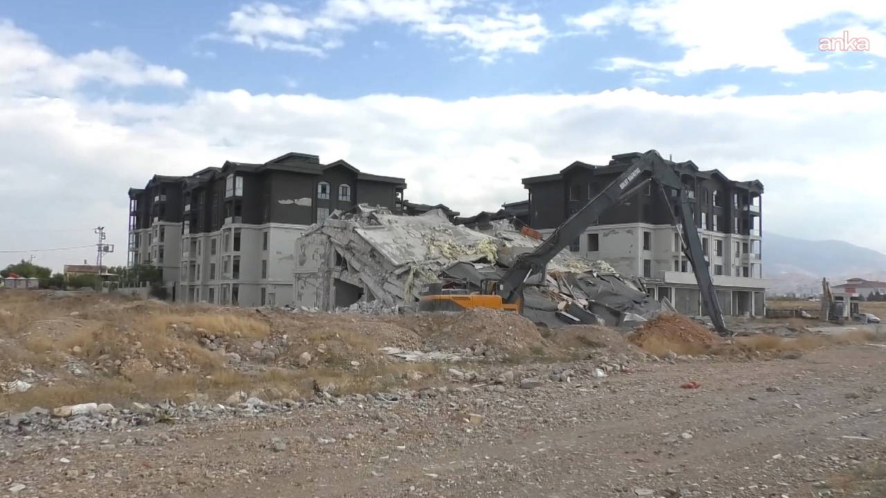 AKP'li Yeşilyurt Belediyesi’nin 'Sağlam zemin, güvenli yapı' vaadi ile satışa çıkardığı binaların yıkımına başlandı