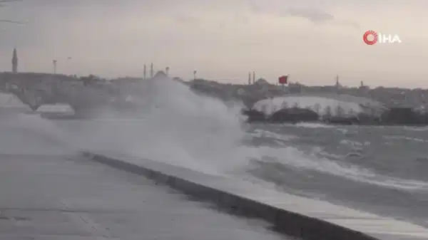 Şiddetli lodos Marmara’da etkili oluyor: Gemiler dalgalar nedeniyle ilerleyemedi