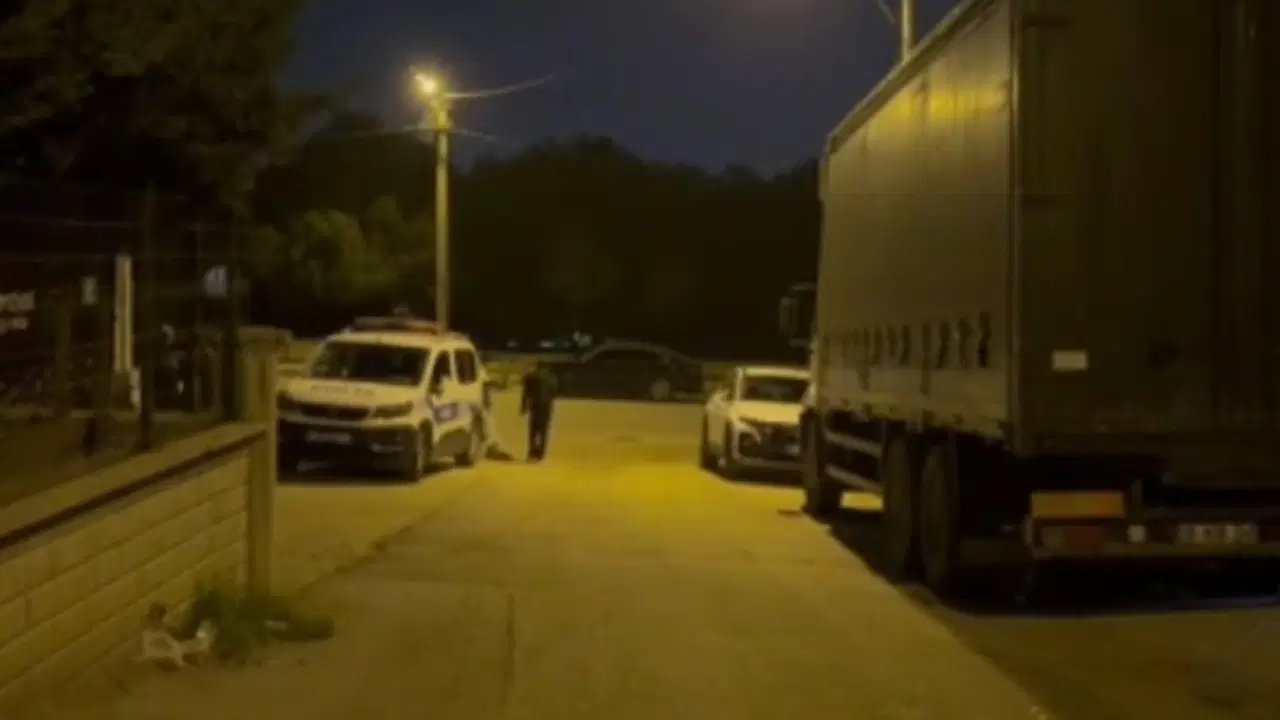 Park yeri kavgasında kan aktı: Komşusunu silahla vurarak ağır yaraladı