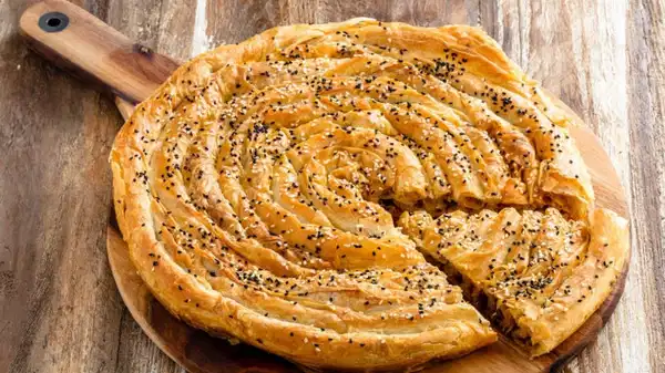 Kış sofralarının yıldızı: Pırasalı börek tarifi