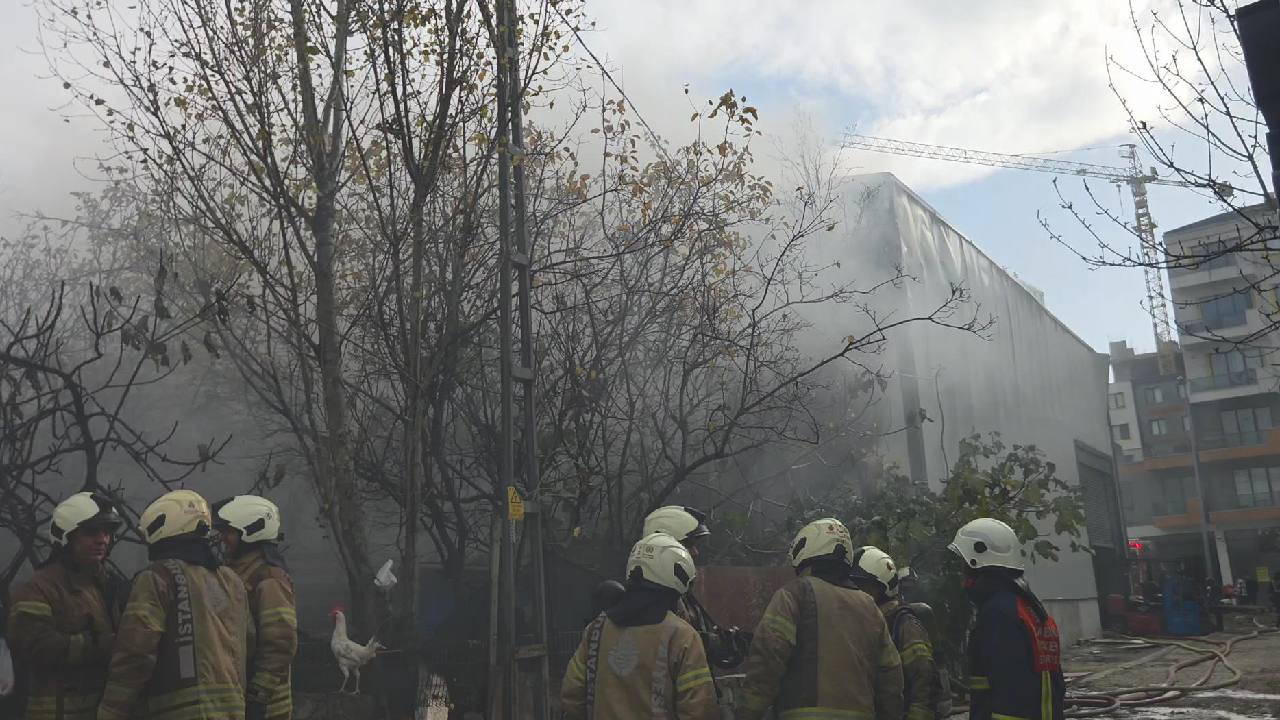 Esenyurt'ta depo yangın: Dumanlar metrelerce yükseldi