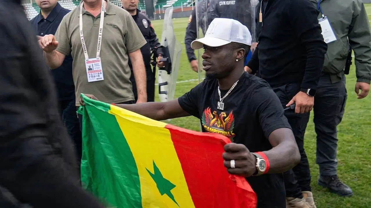 Amedsporlu Mbaye Diagne'nin Senegal bayrağı kriz yarattı: Polis evine gitmiş