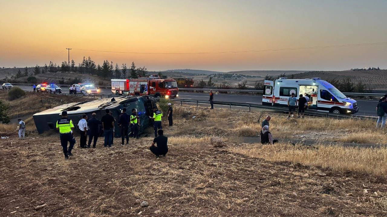 Şanlıurfa'da korkunç kaza... Yolcu otobüsü devrildi: Çok sayıda yaralı var