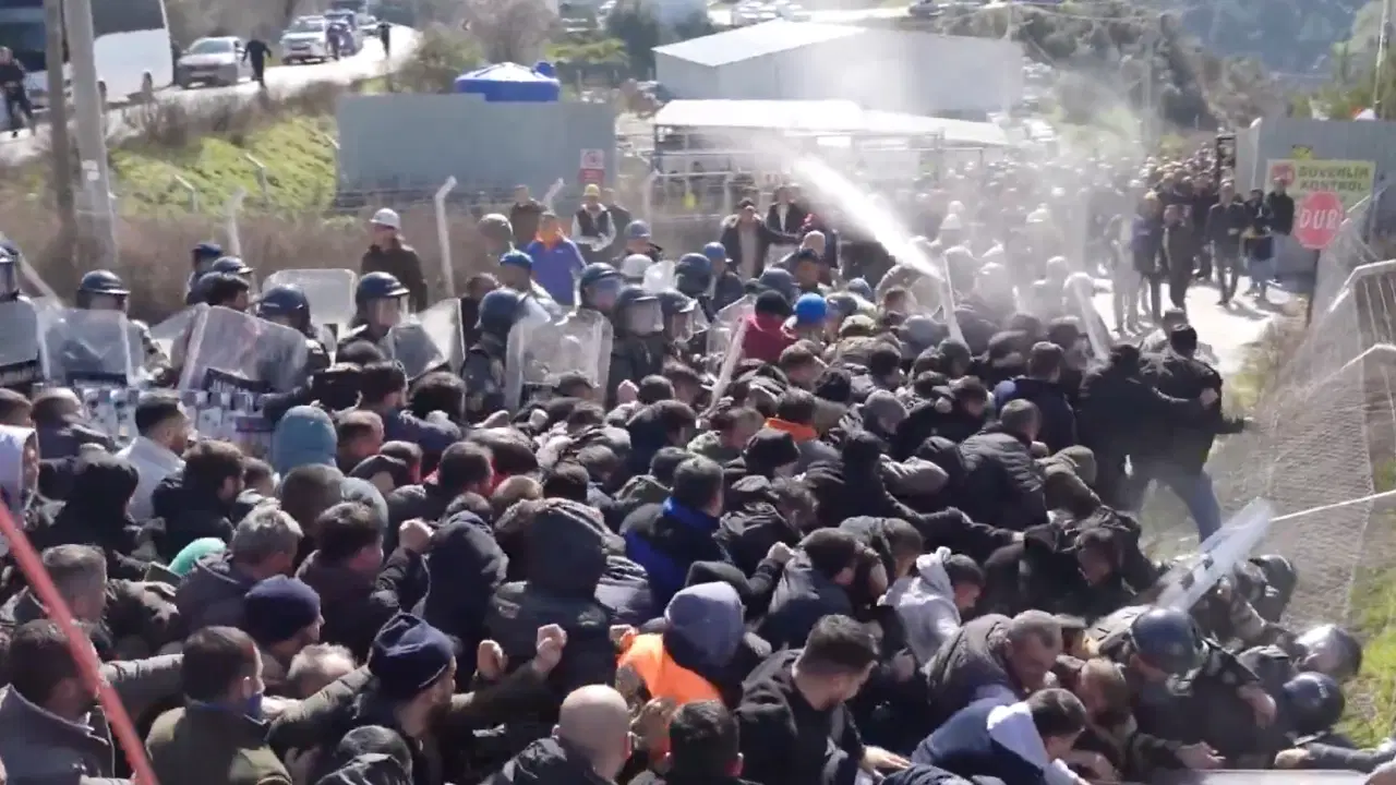 Kınık’ta madenciler ocağı işgal etti: Jandarmadan müdahale!