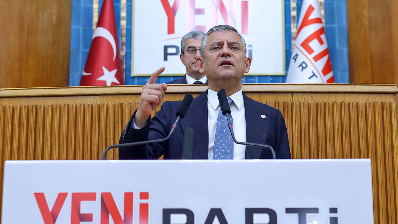 Son Dakika... YENİ Parti'den ilk açık grup toplantısı: Genel Başkan Özgür Özel kürsüde
