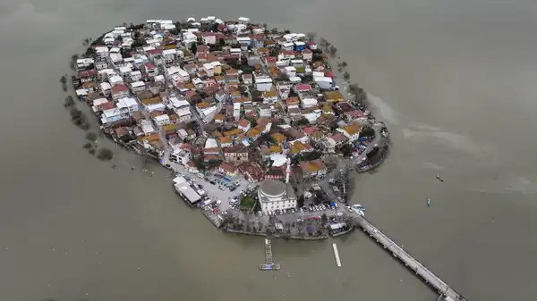 Koruma altındaki gölde 2014'ten bu yana ilk kez... Sular 5 metre yükseldi, yollar kapandı!
