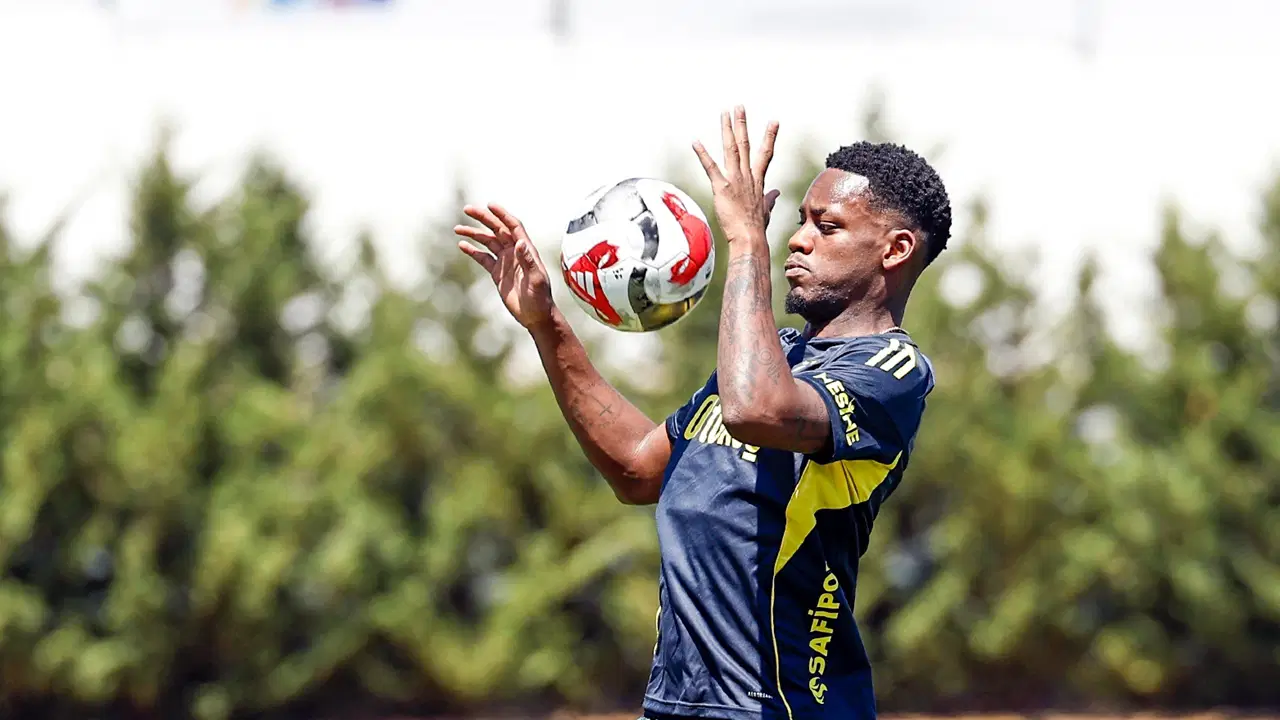 Jhon Duran, Fenerbahçe'de ilk antrenmanına çıktı