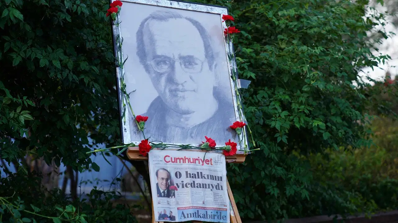 Uğur Mumcu, Ayvalık'taki evinin önünde anıldı: 'Bir bedeni susturabilirsiniz ama gerçeği susturamazsınız'