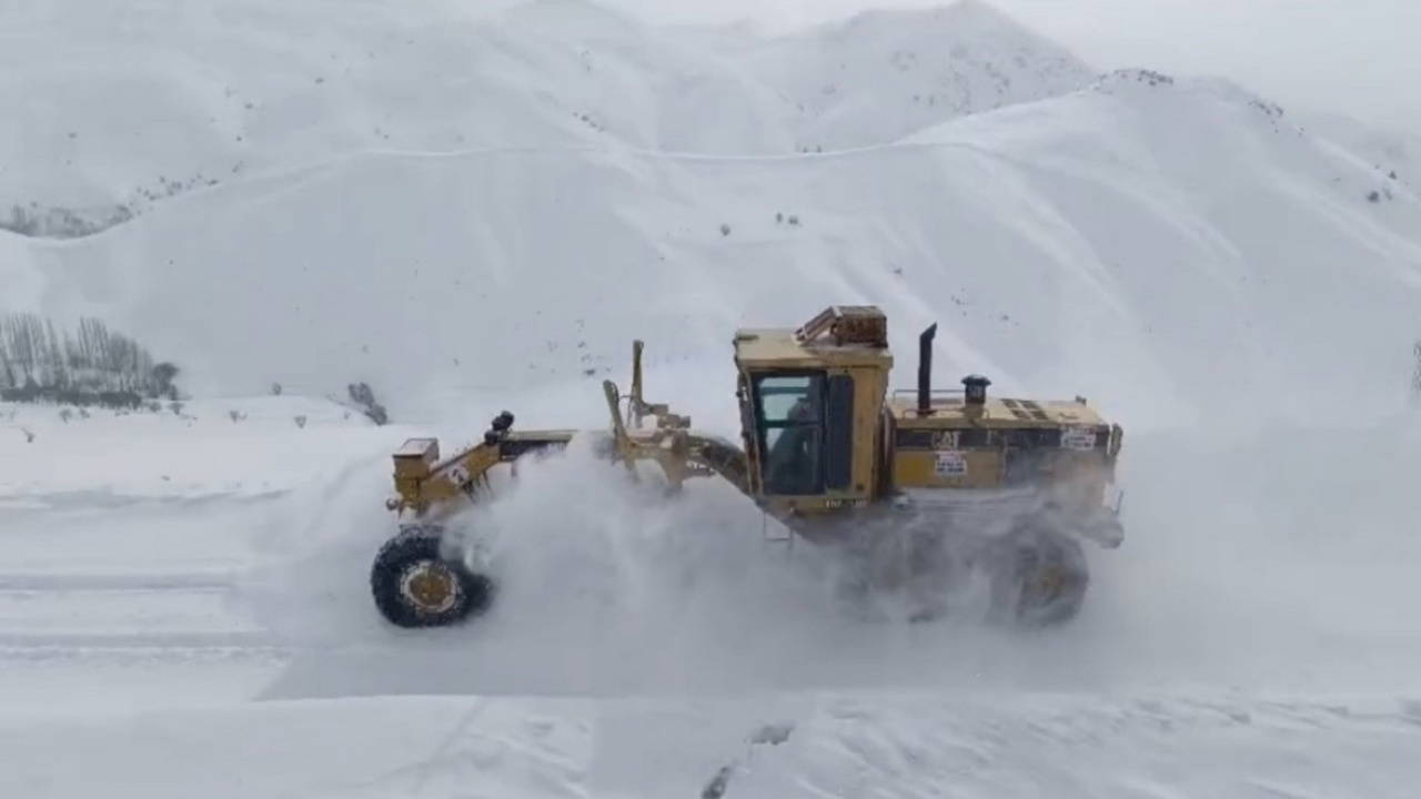 Van, Muş, Bitlis ve Hakkari'de 758 yerleşim yerine ulaşım sağlanamıyor