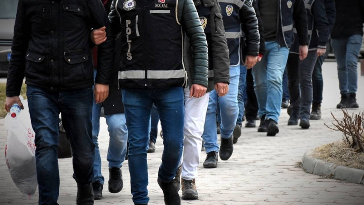 FETÖ elebaşını övenlere operasyon:  Çok sayıda gözaltı var!