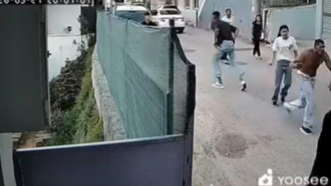 Eşi ile evde bulunan kadını bıçakladı