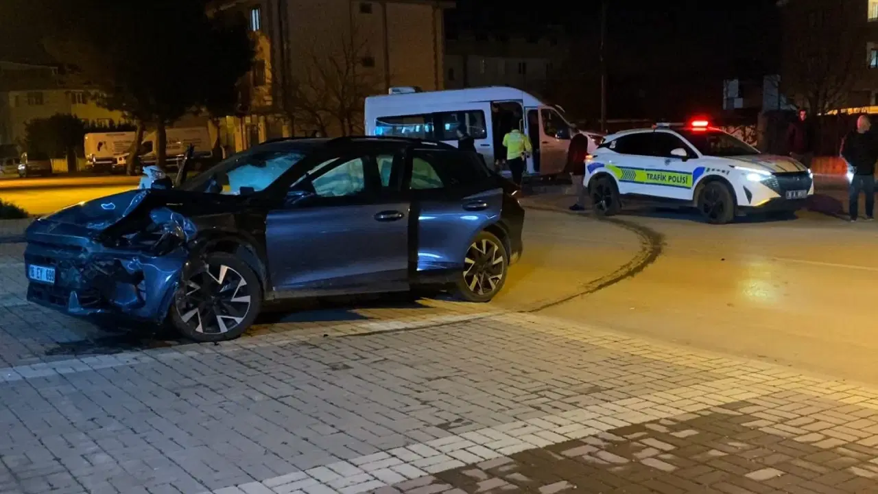 Bursa'da otomobil ile özel eğitim ve rehabilitasyon servisi çarpıştı: 9 kişi yaralandı!