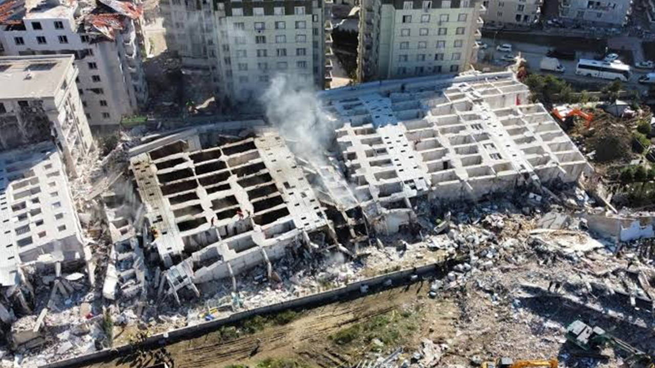 Depremde yıkılan Rönesans Rezidans'ın tazminat davasında kritik 'bilirkişi' raporu: 'Kamu kurumları yüzde 20 kusurlu'