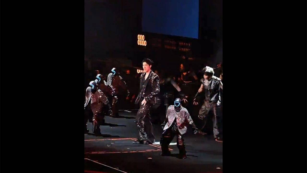 Çin'deki insansı robotların konserdeki senkronize dansı