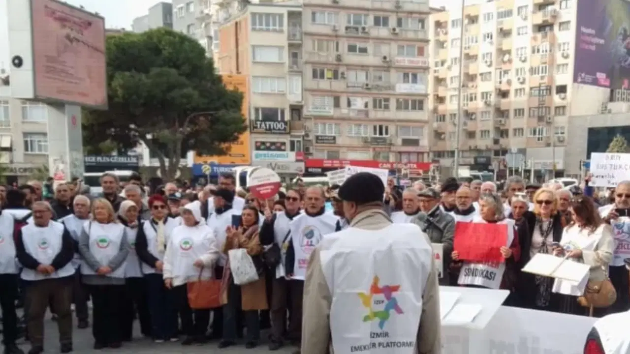 İzmir'de emeklilerden 'bütçe' protestosu