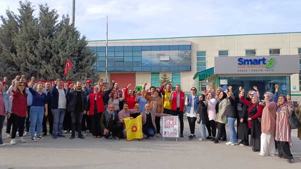 Akademisyenlerden direnişteki Smart Solar işçilerine dayanışma ziyareti