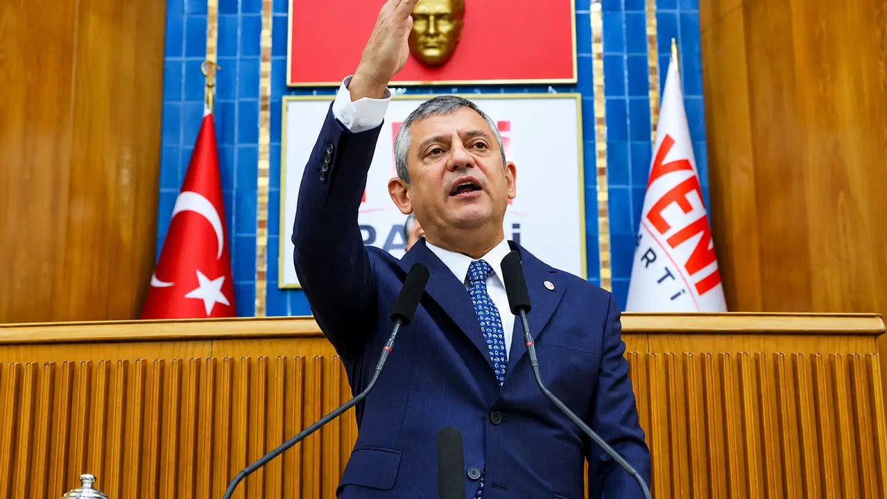 Son dakika... Özgür Özel'den Erdoğan'a 'görevden alma' tepkisi: 'Dün öğlene kadar neredeydin küçük enişte?'