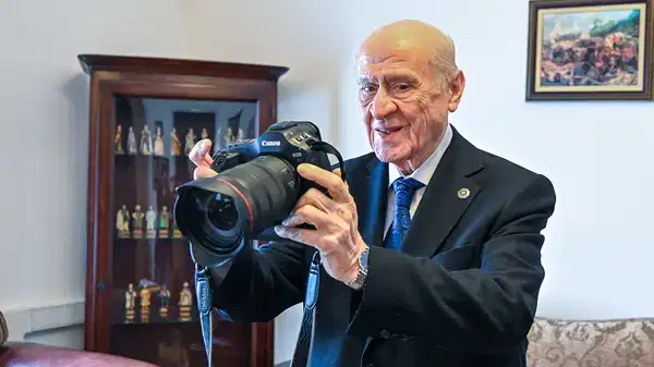 Foto muhabirlerinden ziyaret: Bahçeli gazetecilerin fotoğrafını çekti